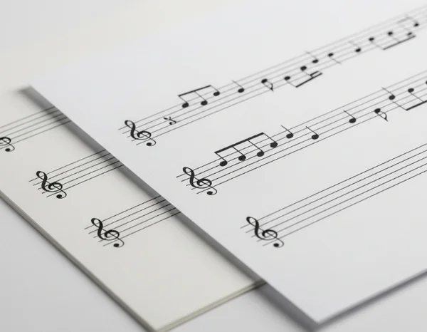 Comparison of paper types for printing music sheets clearly
